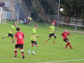 Kostelečtí fotbalisté (v červeném) zvítězili v Přibyslavi 2:1 (1:0) a ztrácí jediný bod na vedoucí Pohled.