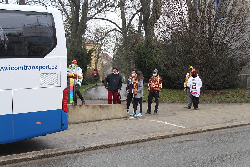 Odjezd hokejové Dukly Jihlava sledovaly stovky jejích příznivců.