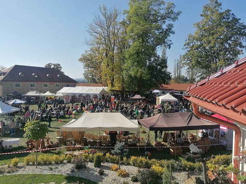 Zámecká stáj v Plandrech praskala ve švech, lidé dorazili na Dýňobraní v hojném počtu.