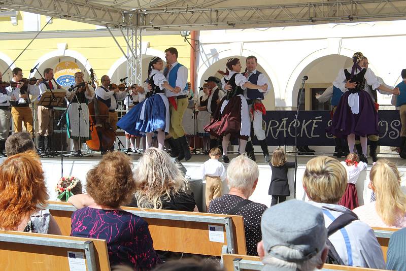 Centrum Telče v sobotu odpoledne žilo folklorem.