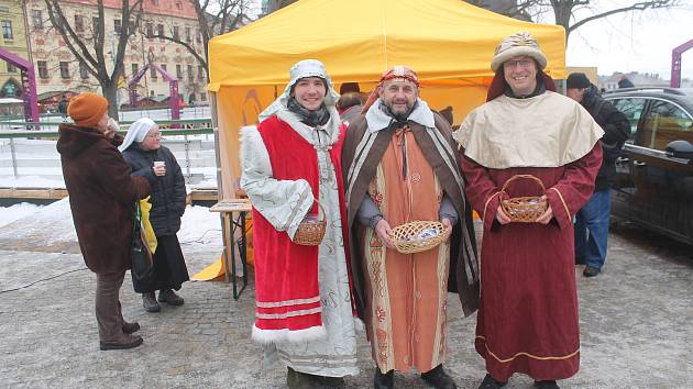 Tři králové lákají veřejnost na teplý nápoj - kromě svařáku je v nabídce i čaj.