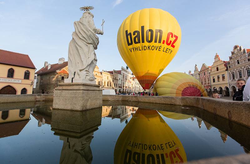 Horkovzdušné balony startovaly 25. srpna z telčského Náměstí Zachariáše z Hradce.