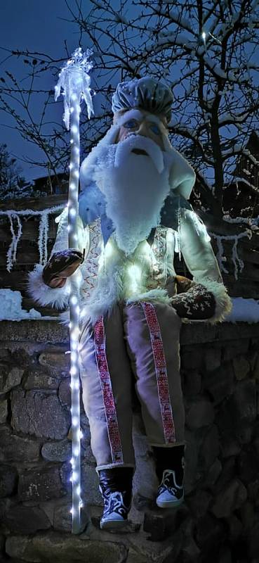 V Hybrálci u Jihlavy se o krásnou vánoční výzdobu postarala Karolína Buchtelová společně s několika dalšími nadšenci.
