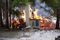 Během požáru chaty u Větrného Jeníkova přišel o život jeden muž. Zařadil se tak k dalším obětem letošních požárů.