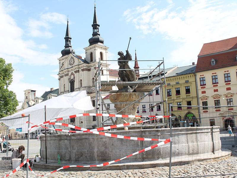 Kašny v centru krajského města se dočkaly renovace. Odborná firma je zbavuje zubu času.