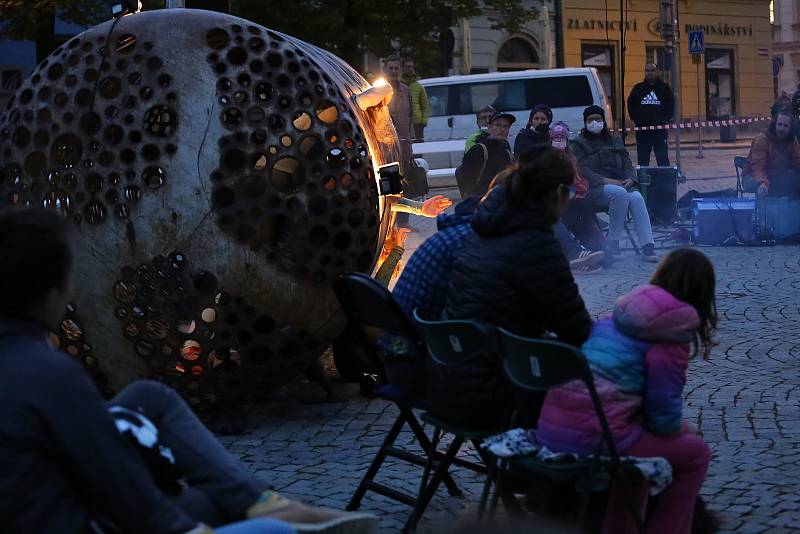 Na jihlavském náměstí se 21. května uskutečnilo umělecké představení Cirkus Site-Specific, které bylo vyústěním pětidenního workshopu pod vedením finské choreografky a vzdušné akrobatky Ilony Jäntti.