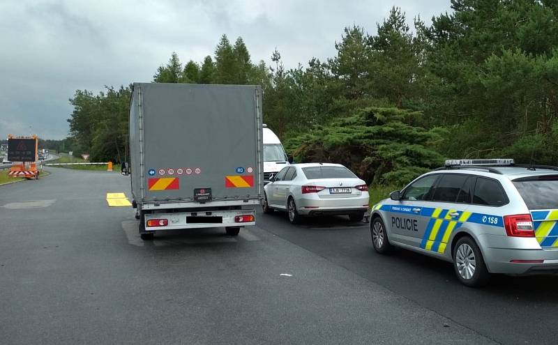 Policisté v pátek dopoledne zastavili dva kilometry za sjezdem na Velký Beranov cizince jedoucího dodávkou. Při kontrole zjistili, že auto je přetížené o čtyři sta třicet kilogramů.