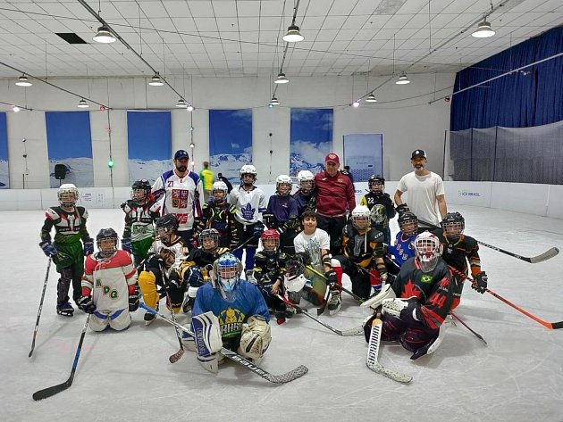 Brazilci se budou v Česku učit hrát hokej. Smlouvu podepsali s jihlavskou Duklou