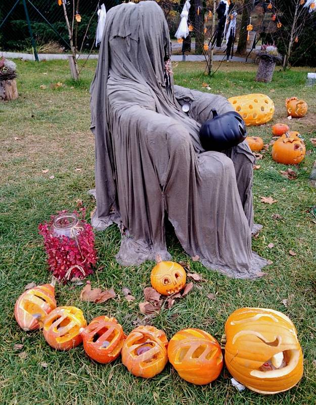 Ve Stonařově si členové místního Sokola připravili bohatou halloweenskou výzdobu.