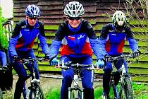 Nejúspěšnější česká rychlobruslařka Martina Sáblíková (uprostřed) se v těchto dnech připravuje v okolí Hlinska. Součástí tréninkového plánu je také jízda na kole.