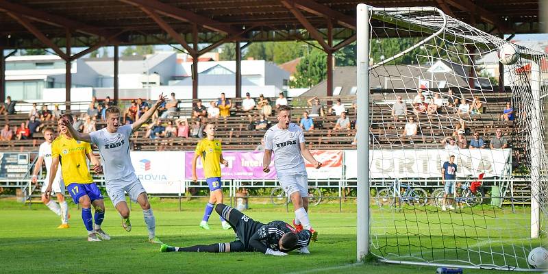 Ve středečním utkání prvního kola MOL Cupu zvítězili fotbalisté Jihlavy (ve žlutých dresech) na stadionu divizního Žďáru nad Sázavou (v bílém) 4:2.