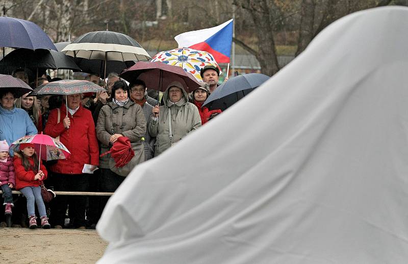 Kamenné klíče nezvoní, připomínají ale revoluci.