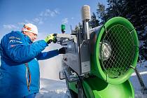 Navážení sněhu na běžkařské tratě ve Vysočina Aréně.