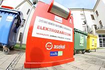 Právě v těchto dnech začaly po Jihlavě přibývat na stanoviště kontejnerů pro tříděný odpad ty červené. Končit vy nich mají vyřazená elektrozařízení.