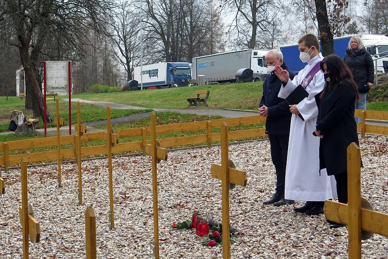 Náměstek hejtmana Kraje Vysočina pro dopravu Miroslav Houška, trvalý jáhen z římskokatolické farnosti Havlíčkův Brod a zároveň příslušník vysočinských hasičů Petr Trefil a koordinátorka BESIPu pro Vysočinu Veronika Vošická Buráňová.