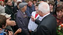 Prezident Václav Klaus se vítá s obyvateli kraje Vysočina.