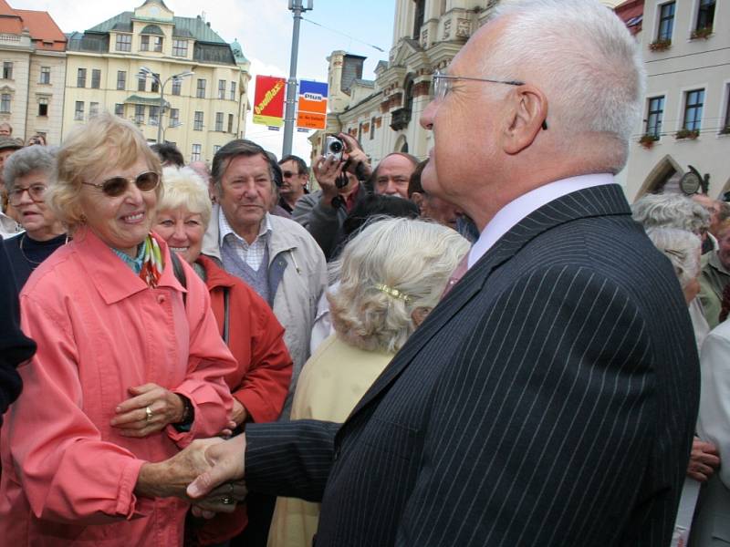 Prezident Václav Klaus se vítá s obyvateli kraje Vysočina.