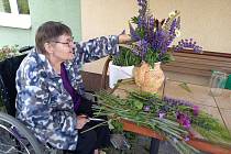 Klienti domova pro seniory v jihlavském Lesnově se chystají na letní ples.