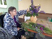 Klienti domova pro seniory v jihlavském Lesnově se chystají na letní ples.