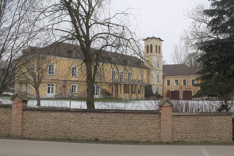 Novorenesanční zámek v Rantířově během minulého režimu chátral, nyní vypadá krásně.