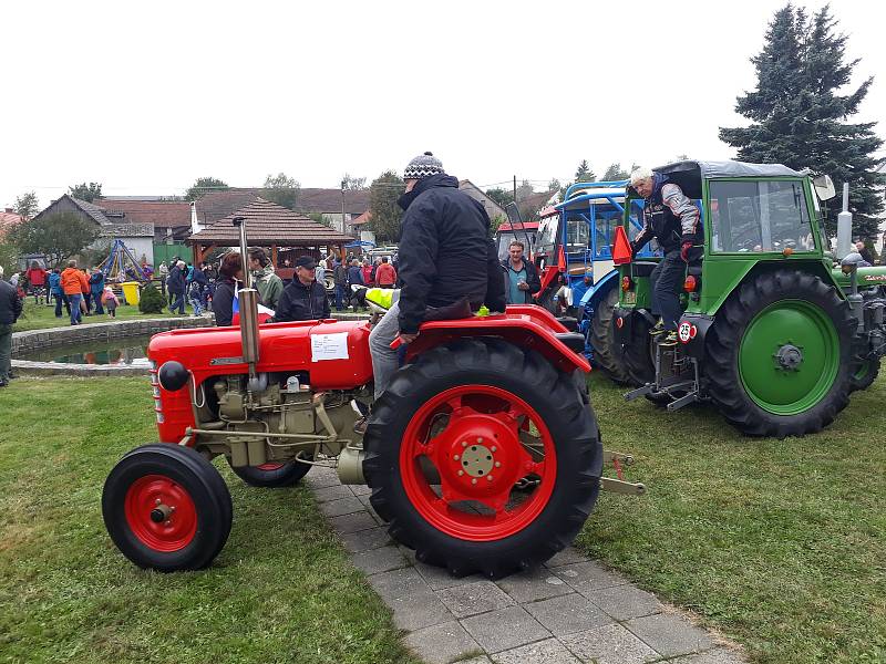 V Třeštici se konal oblíbený sraz traktorů Zetor. K vidění bylo přes sto Zetorů.