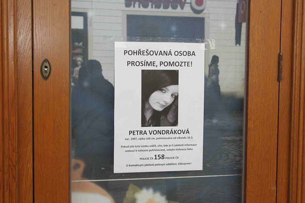 Plakáty s fotkou zmizelé Petry byly rozmístěné po celé Jihlavě.