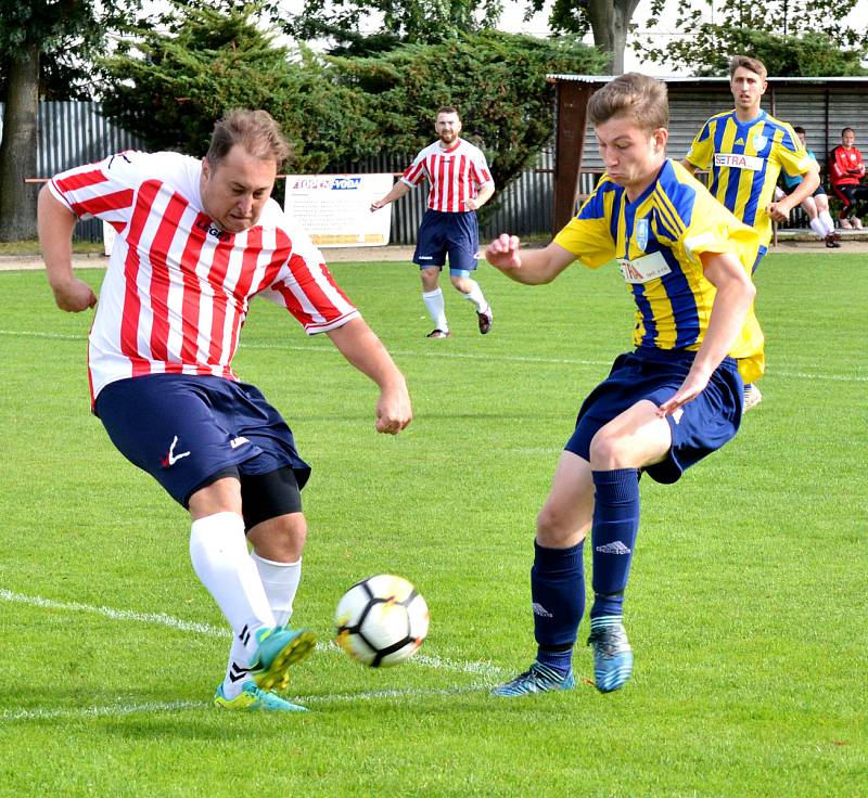 Fotbalisté Bedřichova (v bíločerveném) na svém hřišti hostili Dobronín.