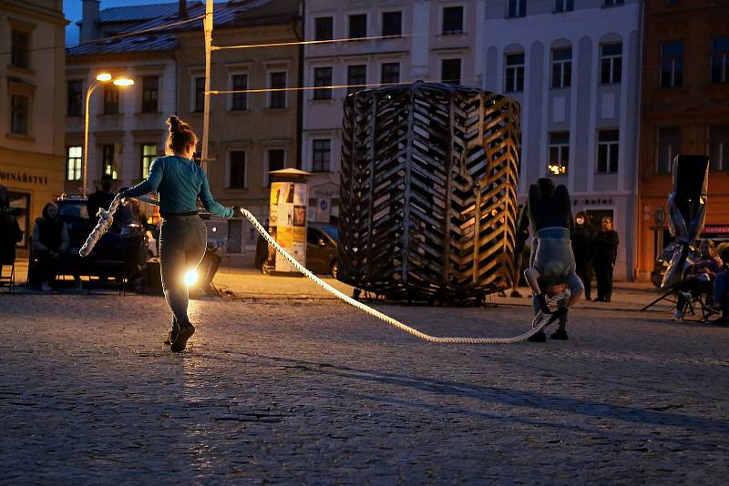 Na jihlavském náměstí se 21. května uskutečnilo umělecké představení Cirkus Site-Specific, které bylo vyústěním pětidenního workshopu pod vedením finské choreografky a vzdušné akrobatky Ilony Jäntti.