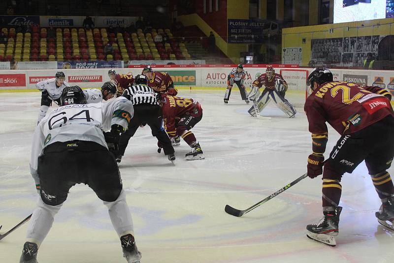 Utkání 26. kola Chance ligy mezi HC Dukla Jihlava (v červeném) a HC Baník Sokolov.