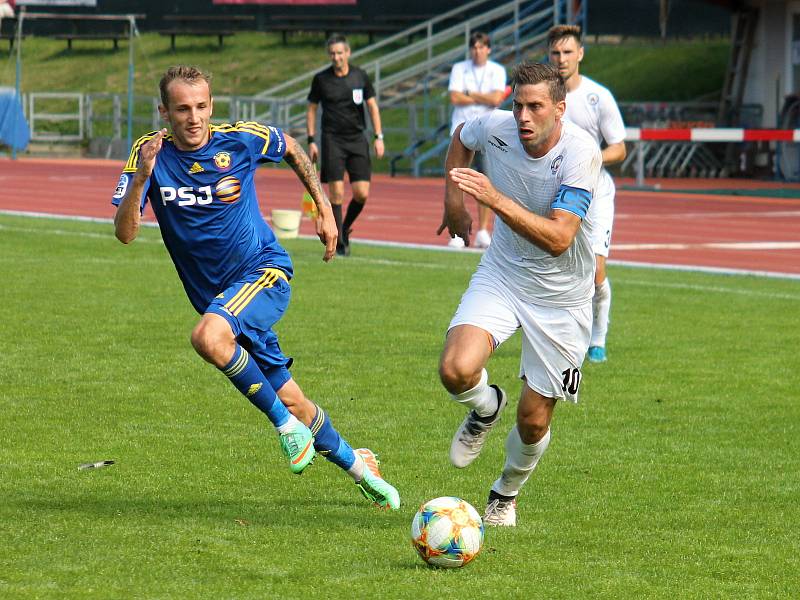 Fotbalisté MFK Vyškov (bílé dresy) porazili v utkání Moravskoslezské ligy Vysočinu Jihlava B 3:0.