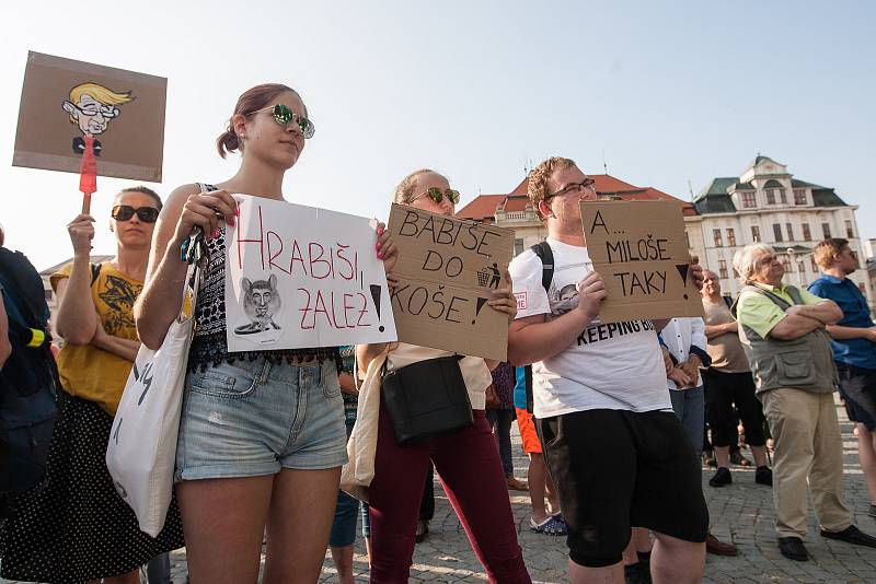 Na Masarykově náměstí v Jihlavě se 5. června sešli lidé na demonstraci proti premiérovi Andreji Babišovi a chystané vládě s podporou komunistů.