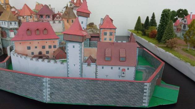 Papírové modely na Bráně Matky Boží pochází z unikátní sbírky Františka Nevosada. Původní podoba hradu Rokštejn.