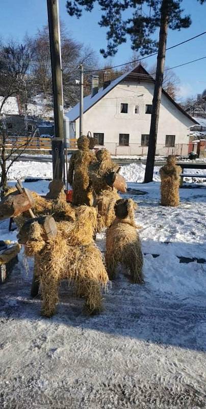 V Hybrálci u Jihlavy se o krásnou vánoční výzdobu postarala Karolína Buchtelová společně s několika dalšími nadšenci.