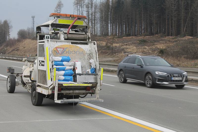 Součástí příprav bylo i značení na vozovce, tentokrát ve žluté barvě.