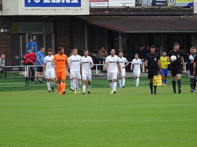 V sobotním utkání předkola MOL Cupu mezi fotbalisty domácího FC Žďas Žďár (v bílém) a Velkou Bíteší (v modro-žlutém) padaly branky jen do hostující sítě. Po výhře 3:0 čeká na Žďár v prvním kole FC Vysočina.