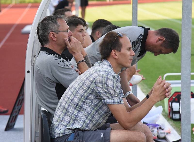 V loňském duelu předkola MOL Cupu zvítězili třetiligoví fotbalisté Velkého Meziříčí (v červeném) na stadionu Havlíčkova Brodu ( v bílo-černém) 3:0. K opakování tohoto souboje dojde na stejném místě dnes od 18.00. Kdo se bude radovat tentokrát?