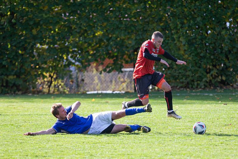 V nedělním dopoledním utkání 13. kola krajského přeboru mezi fotbalisty domácího Sapeli Polná (v červených dresech) a Novou Vsí se z výhry 2:1 radoval hostující celek.