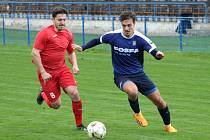 Také podruhé v tomto divizním ročníku zdolali fotbalisté Staré Říše (v červeném) soupeře z Břeclavi (v modrém).