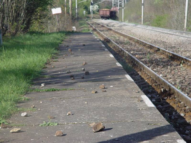 Kameny z kolejiště létaly od utrženého nákolku až na nástupiště.