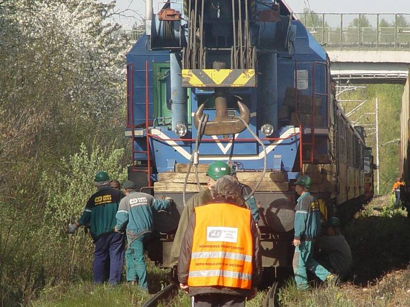 Speciální jeřáb s nosností 240 tun, kterým nakládali vagon na náhradní podvozek.