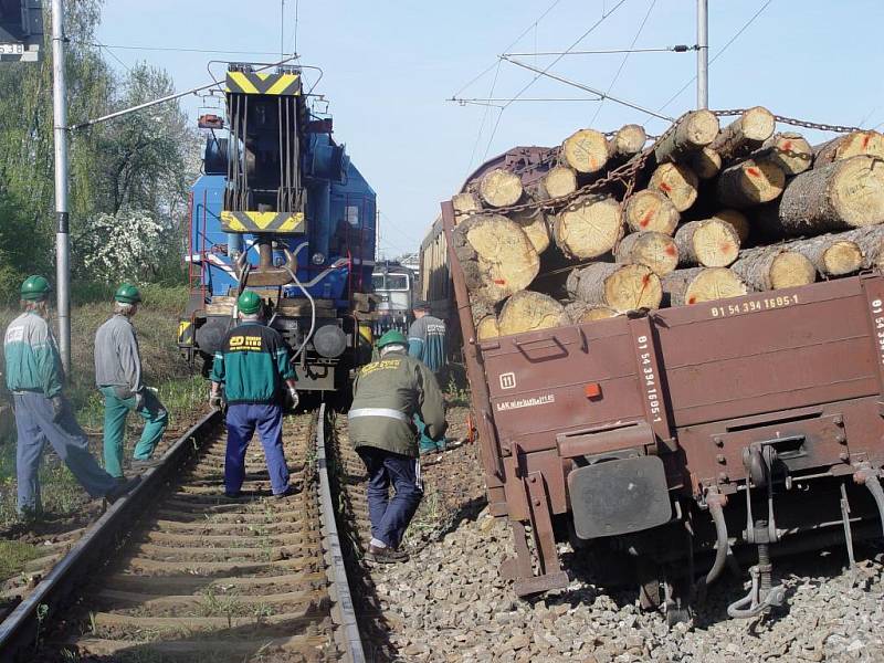 Pracovníci brněnské nehodové čety prohlížejí rozsah poškození.