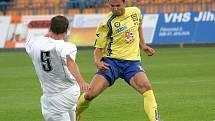 Zopakuje zásahy? V posledním vzájemném zápase byl hvězdou jihlavský kanonýr Petr Faldyna (ve žlutém), kterému se dvakrát podařilo smazat náskok HFK Olomouc. 