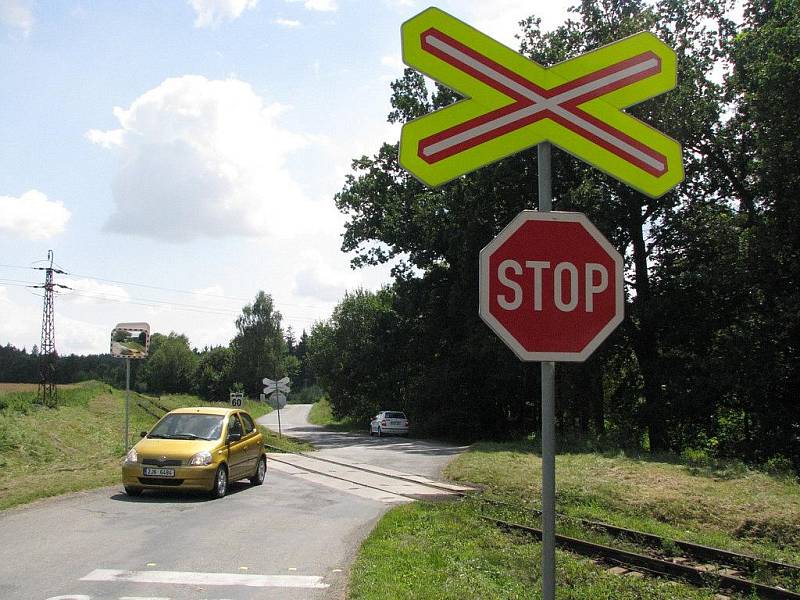  Na Třebíčsku považují muži zákona za nebezpečný přejezd mezi Náměští nad Oslavou a Březníkem .  