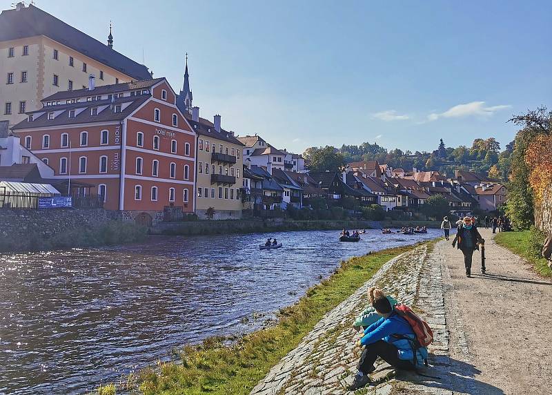 Devatenáctý ročník Krumlovského vodáckého maratonu provázelo opět krásné počasí. A nechyběly ani dvě posádky z Hodic - dobrovolní hasiči a členové místního motoklubu.