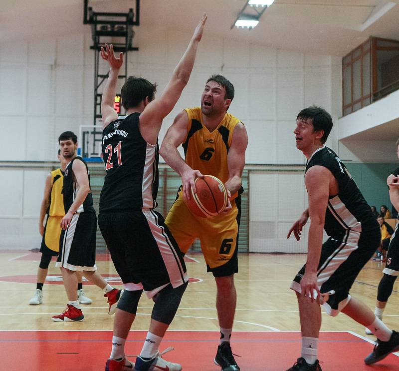 Basketbalové utkání mezi BC Vysočina a Královští sokoli.