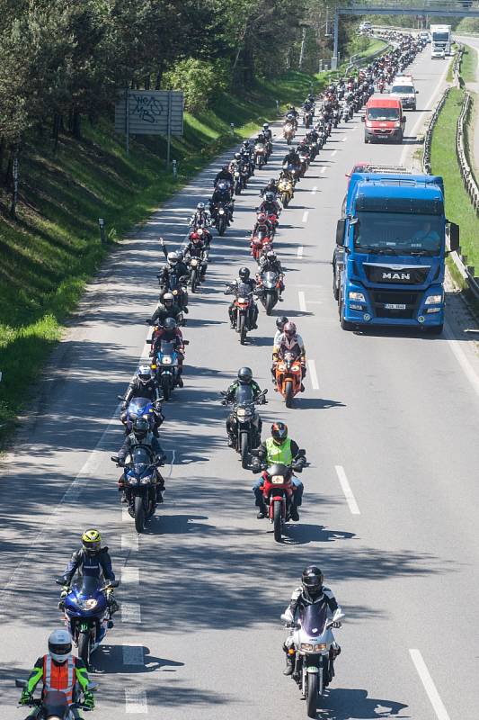 Motorkáři se rozloučili se zesnulým kolegou poslední jízdou.