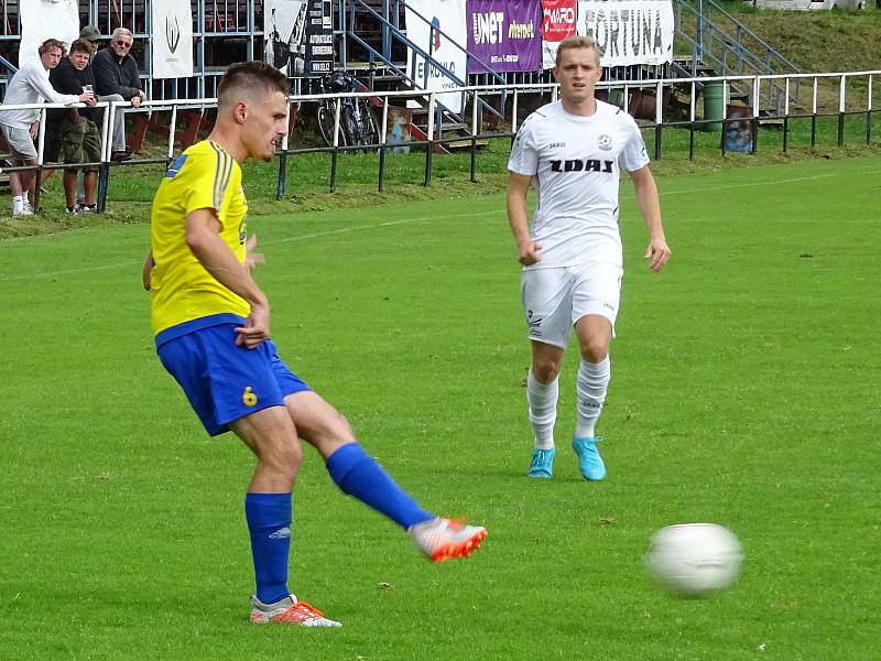 V sobotním utkání předkola MOL Cupu mezi fotbalisty domácího FC Žďas Žďár (v bílém) a Velkou Bíteší (v modro-žlutém) padaly branky jen do hostující sítě. Po výhře 3:0 čeká na Žďár v prvním kole FC Vysočina.