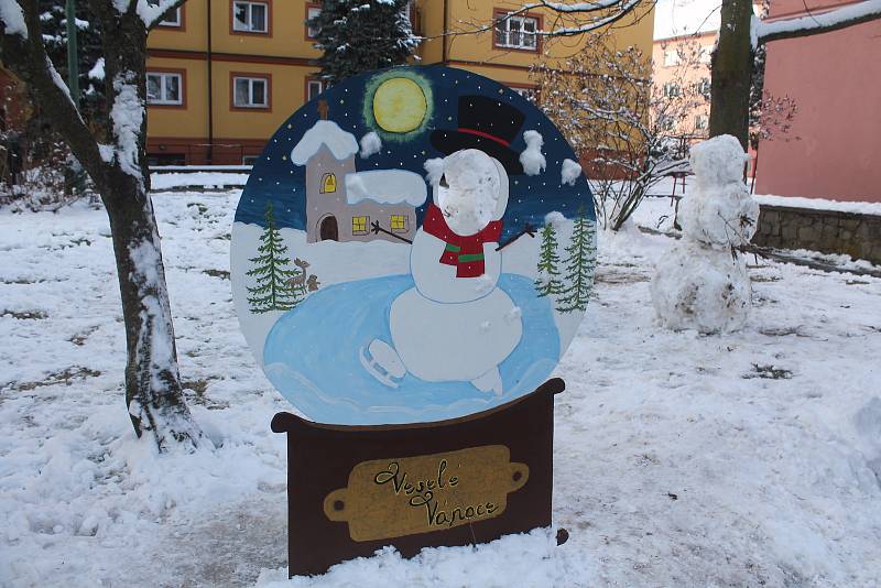 Výzdoba v ulici Leoše Janáčka se tradičně mění podle ročního období. Vánoční je letos i se sněhem.