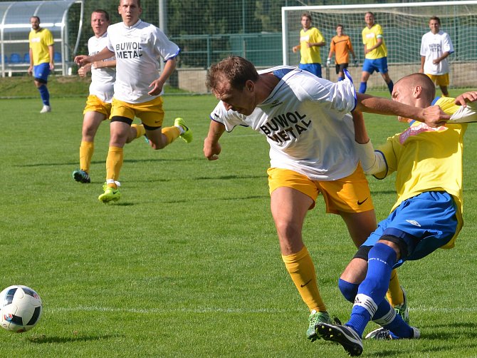 Fotbalisté Luk nad Jihlavou (v bílých dresech) porazili Velkou Bíteš B 3:0.