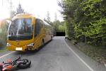 Místo nehody mezi Větrným Jeníkovem a Bílým Kámenem bylo čtyři hodiny neprůjezdné. Čelně se zde střetl motorkář s autobusem.